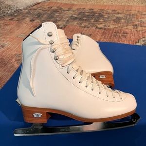 Riedel Ice Skates - Size 6 medium - Worn Once